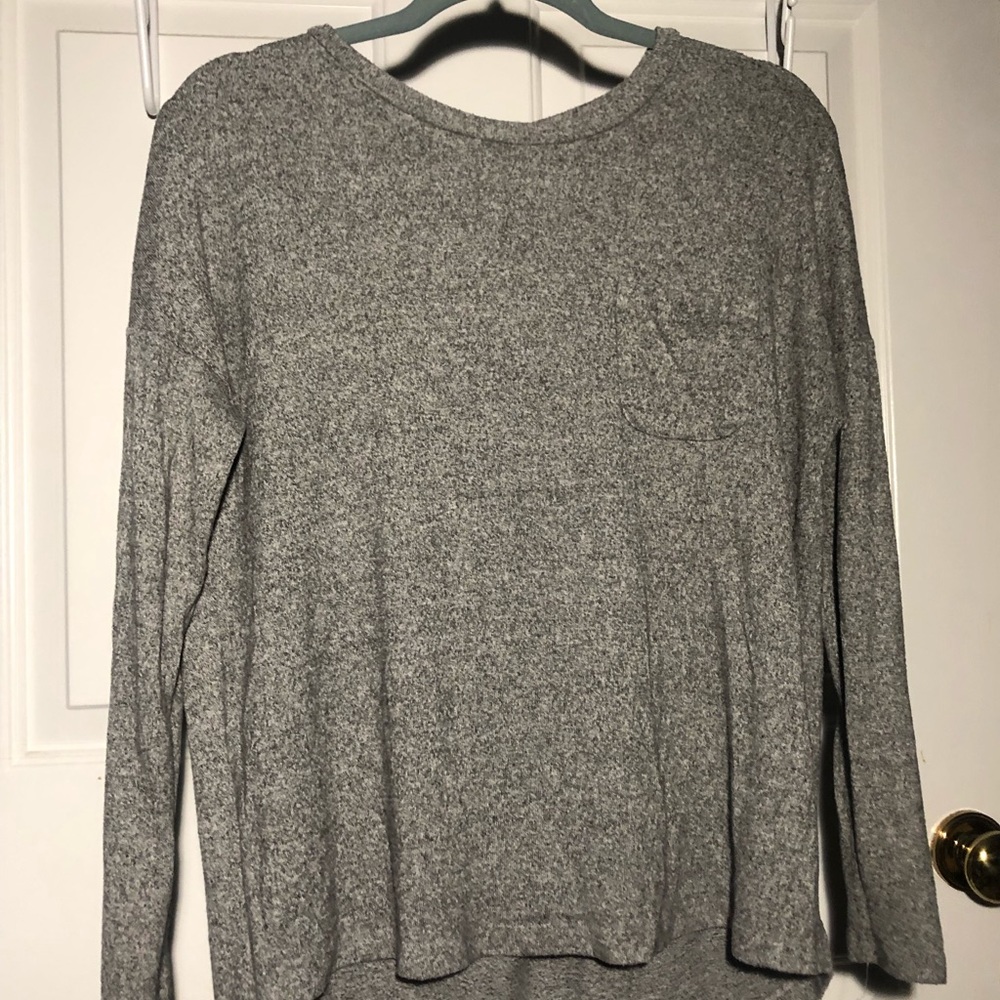 Gray light sweater, high low